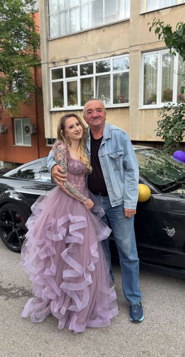 Официална рокля с камъни и обемна пола .