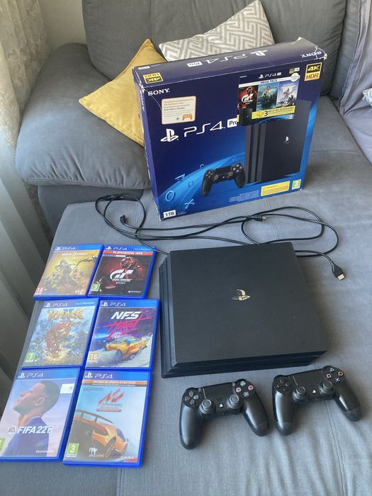 PlayStation 4 Pro ,2 джоистика ,6 игри и HDMI кабел