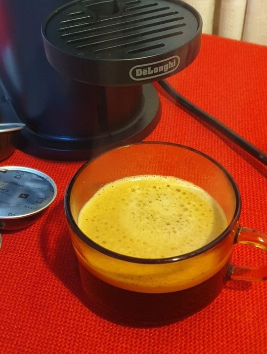 Espressor Nespresso cu capsule.