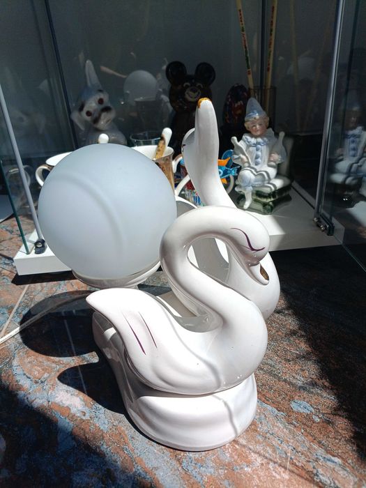 Порцеланова, стара лампа, лебеди