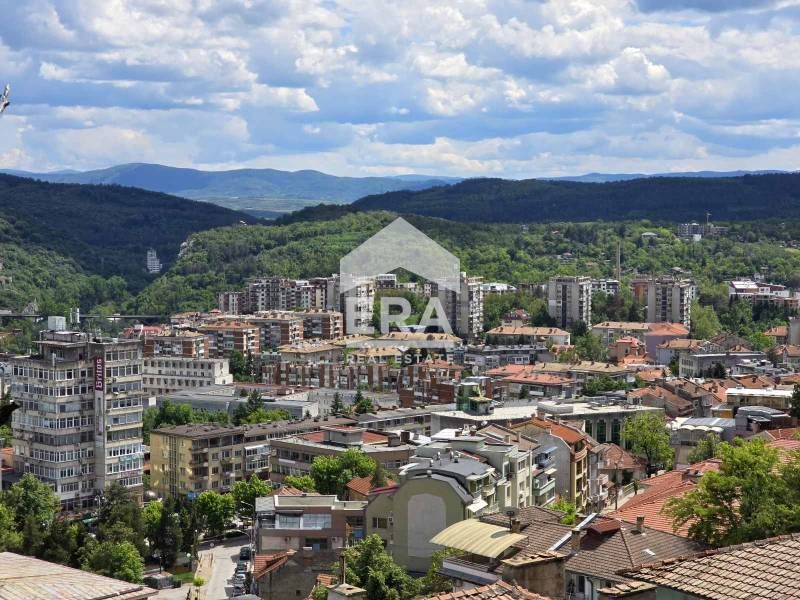 Просторен многостаен апартамент, с невероятна панорама и южно изложени