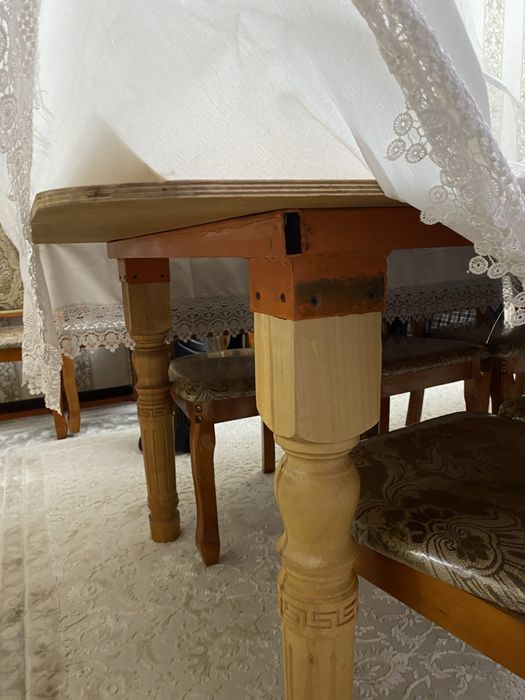 Стол со стульями.