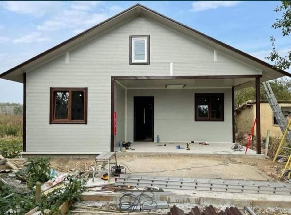 Vând casă pe structură metalică învelită cu panouri sandwich