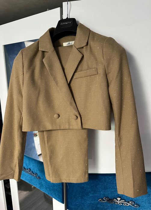 Дамски костюм с камъни