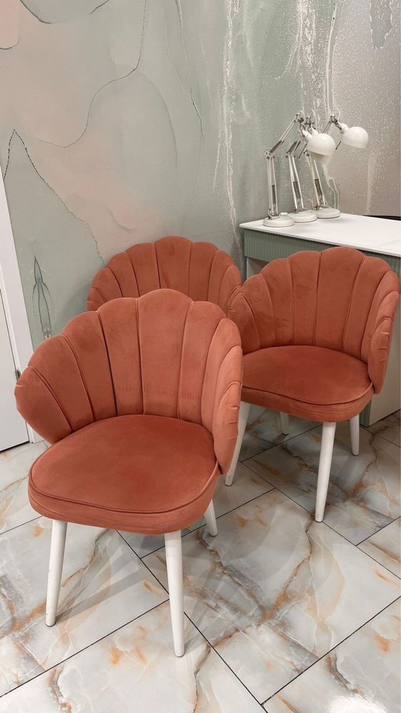 Кресла розового цвета и стулья на роликах