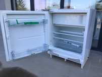 Малък хладилник за пълно вграждане с камера Gorenje 82 см