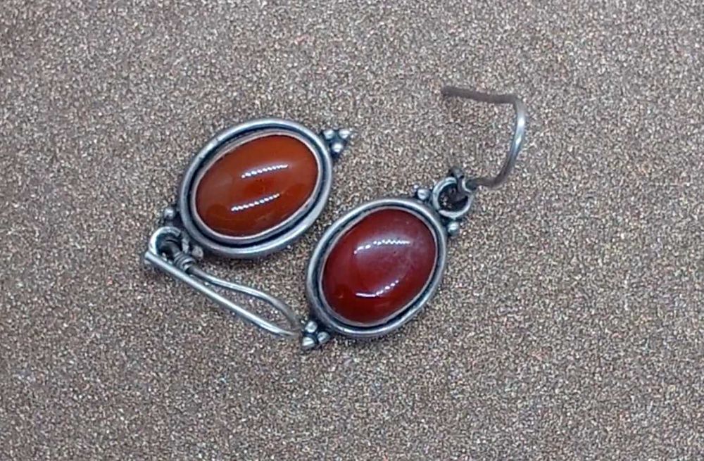 Cercei din argint cu agat roșu (carnelian), pe cârlig