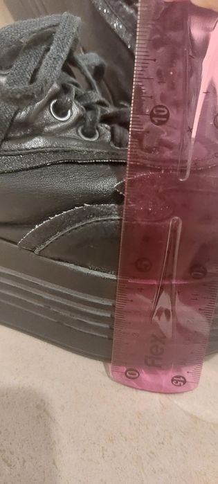 Дамски обувки на платформа.