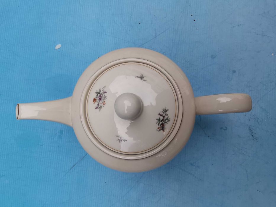 Стар порцеланов чайник