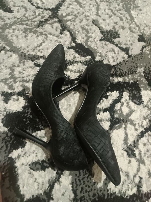 Yangi poshnali oyoq kiyimlar