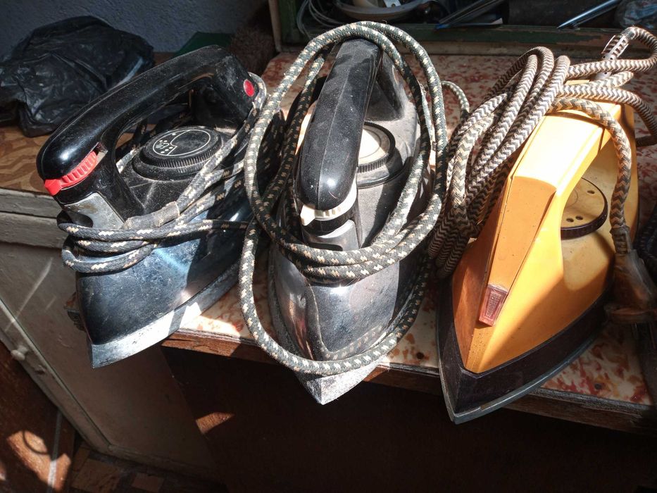 Стари Руски Електрически Ютии.