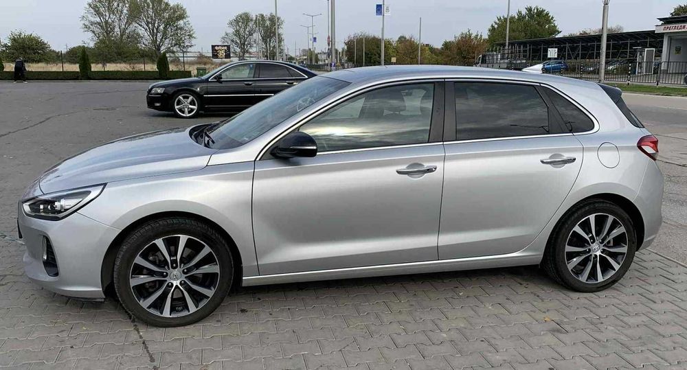 Лек автомобил Хюндай i30
