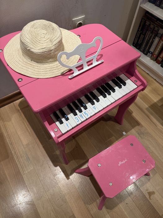 Розово дървено детско пиано със столче
