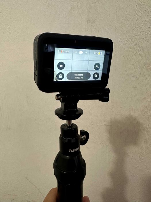 GoPro Hero 11 + 3 оригинални батерии + Charger + статив / selfie stick