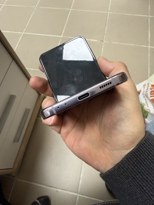 Samsung Galaxy Z Flip 4 - с дефект