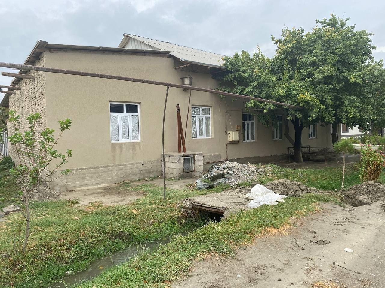 Hovli sotiladi 10 sotixlik
