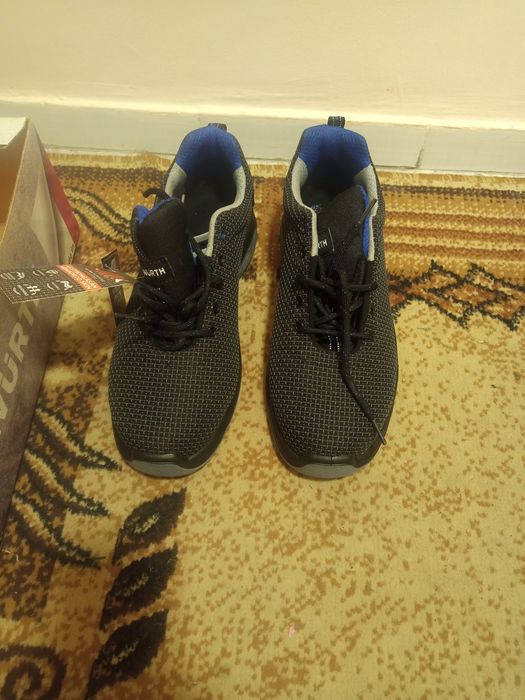 Чисто нови зимни обувки-44 номер.