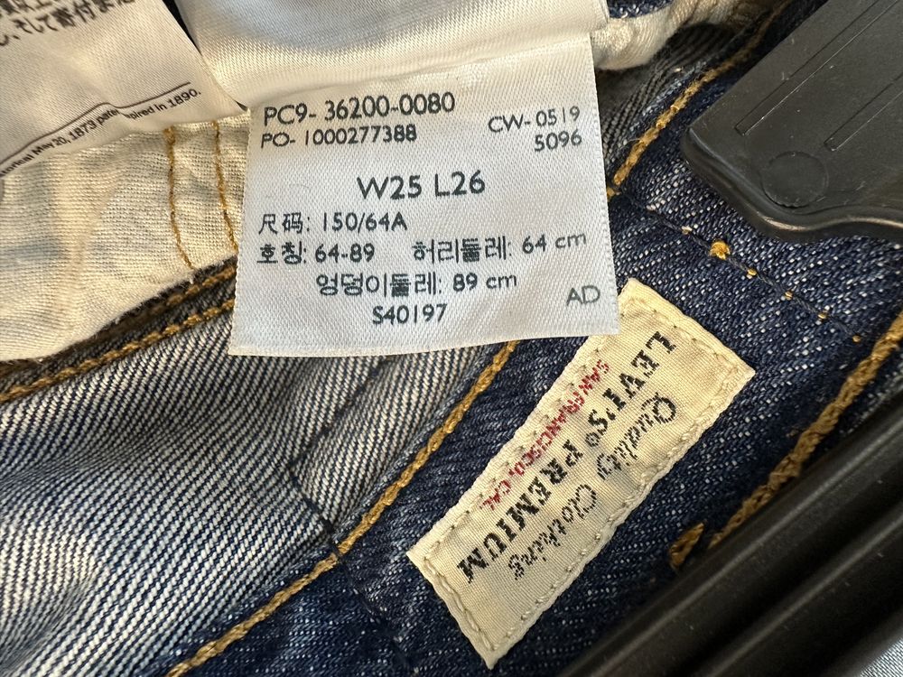 Blugi Levi’s albastri