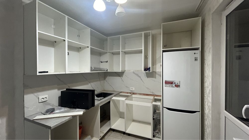 Продам кухонный гарнитур (недоделанный)