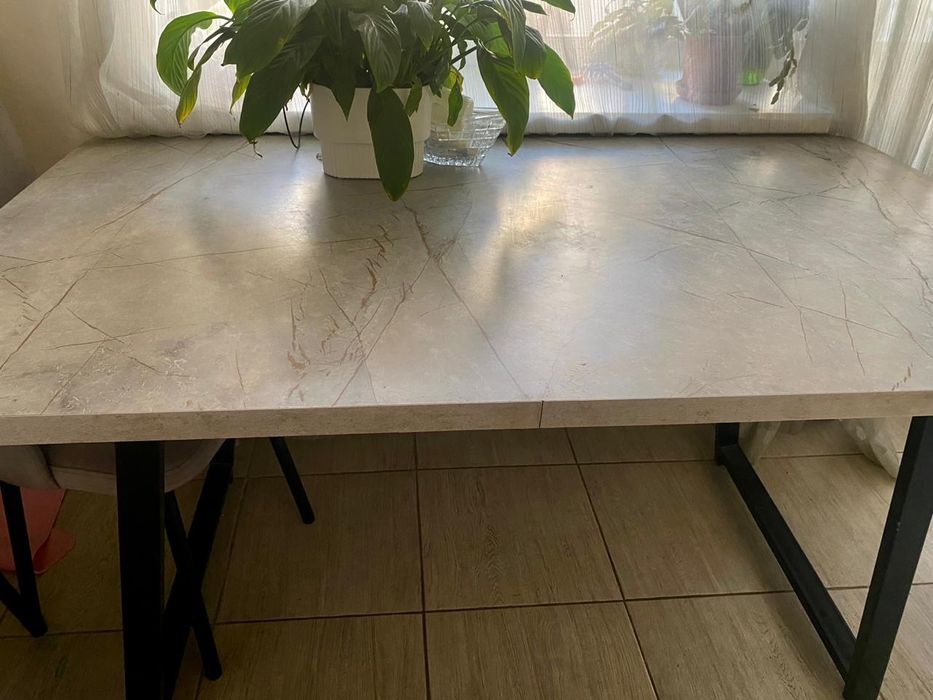 Продам стол обеденный