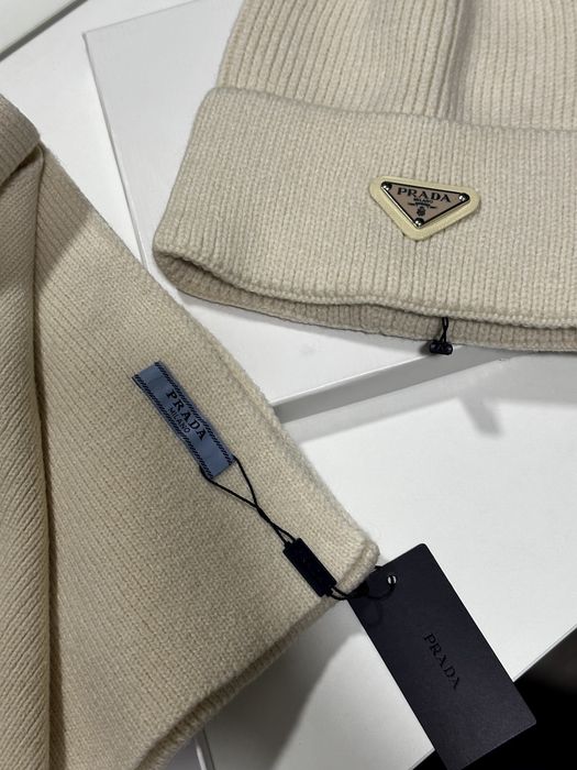 Шапка и шарф Prada