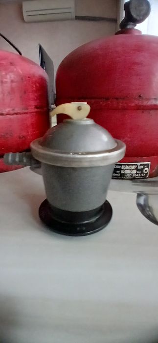 Две газови туристически бутилки и един редуцил вентил работещи