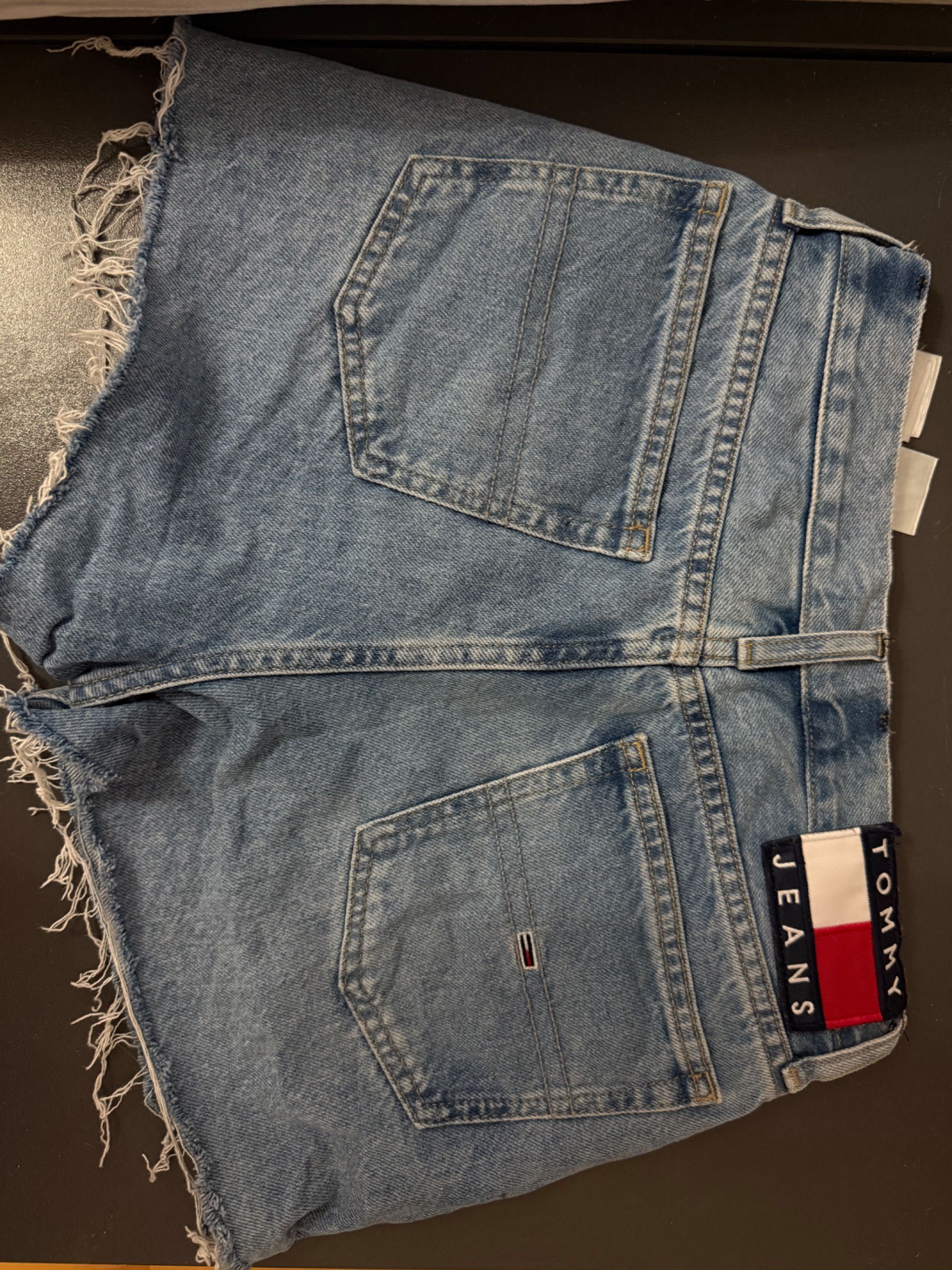 Дамски къси панталони Tommy Jeans xs