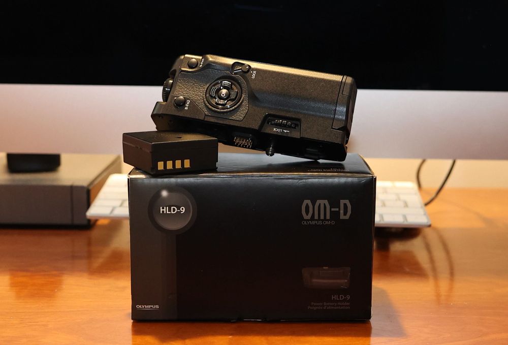 Olympus OM-D E-M1 Mark III cu 8254 cadre și obiective MFT.