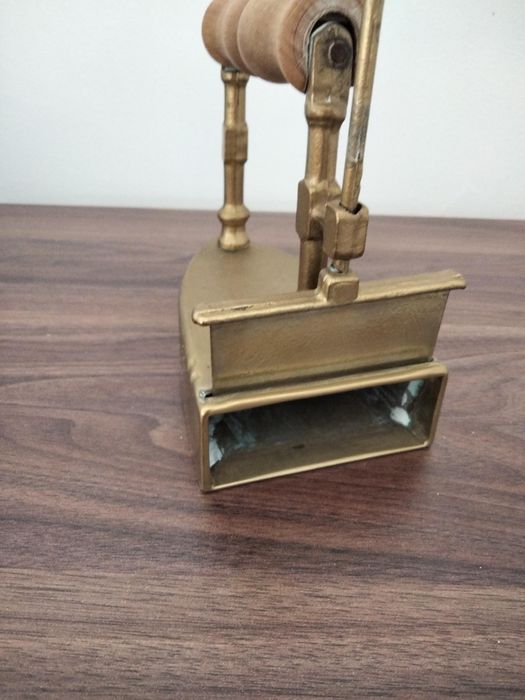 Călcător vechi, bronz