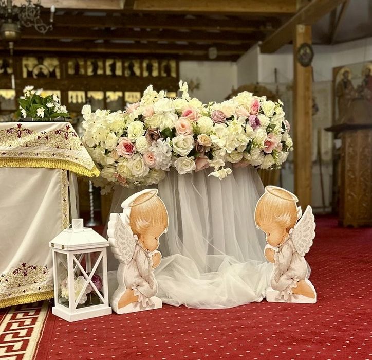 Aranjament Cristelniță – Eleganță și Binecuvântare pentru Botez