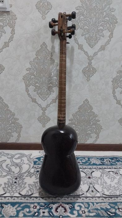 Ажербайжан тори нихота узининг ёкимли овозига эга,ёнгок дарахтидан яса