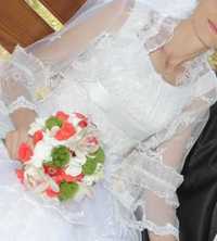 Rochie de mireasă elegantă, cu crinolină și boleró dantelat