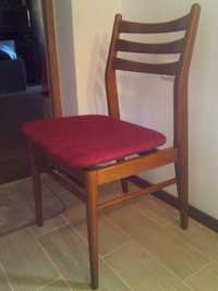4 scaune NOI din lemn capitonate cu material rosu. Aproape noi !