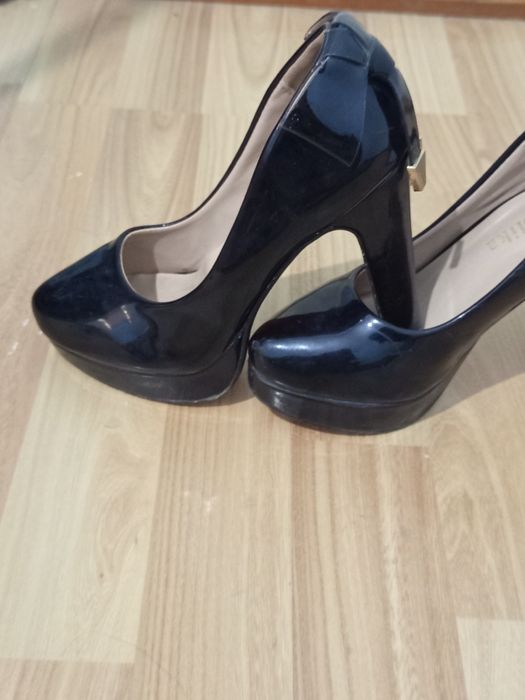 Ayollar tuflisi kabluk poshna