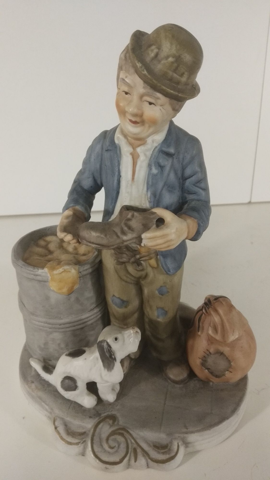 Ретро керамична Белгийска статуетка Мъжът с кучето