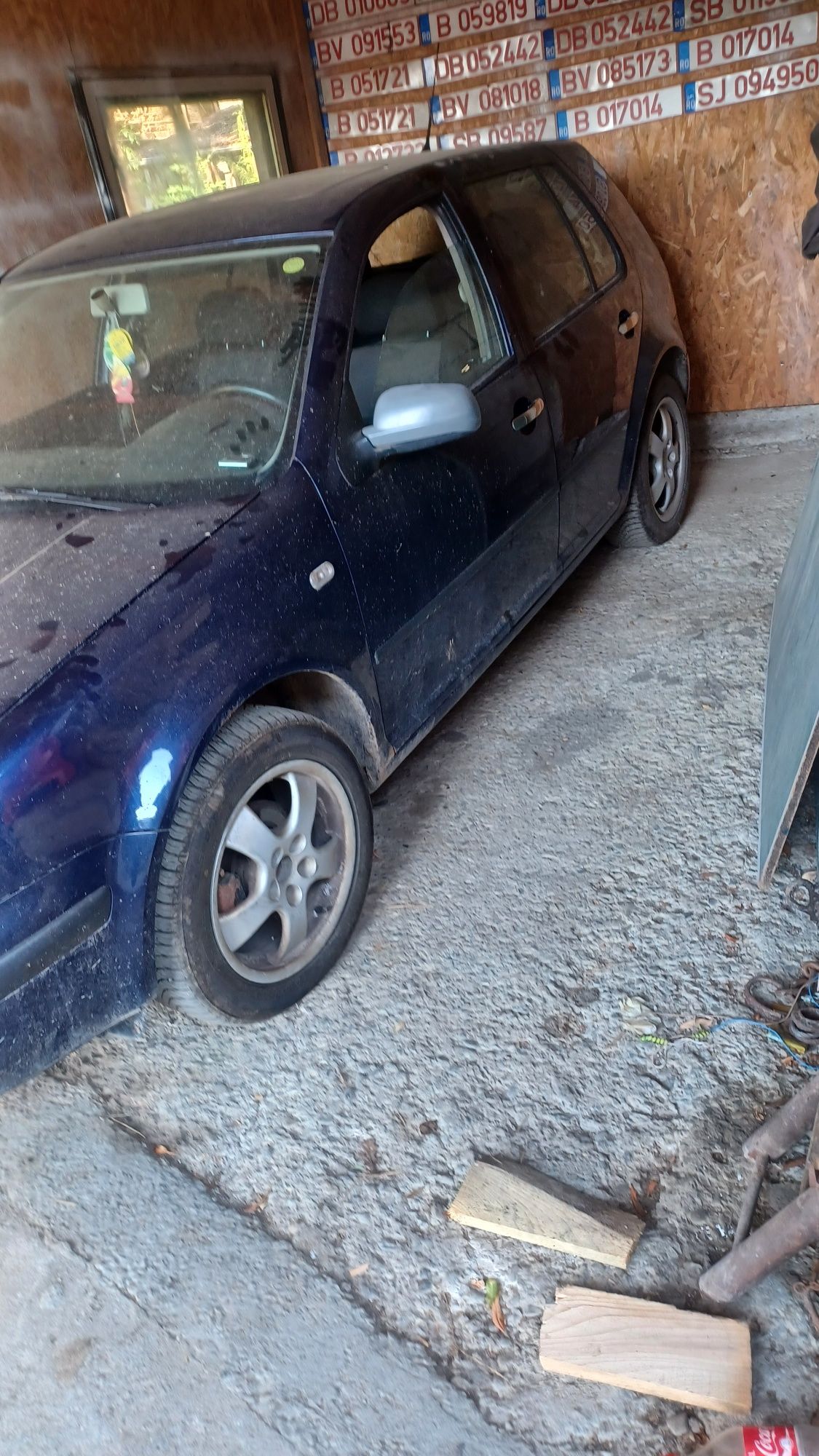 vând sau dezmembrez,w golf 4- 1400cm -2002