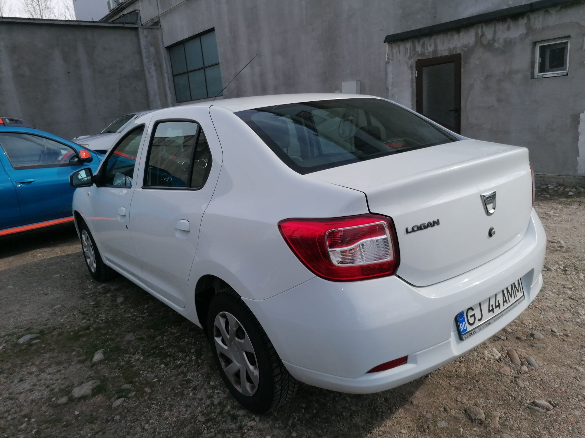 Vând Dacia Logan