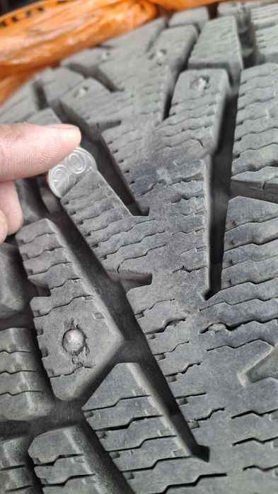 Продам  шины б/у 1 сезон Cordiant Snow Cross 215/50 R17 комплект

95Т