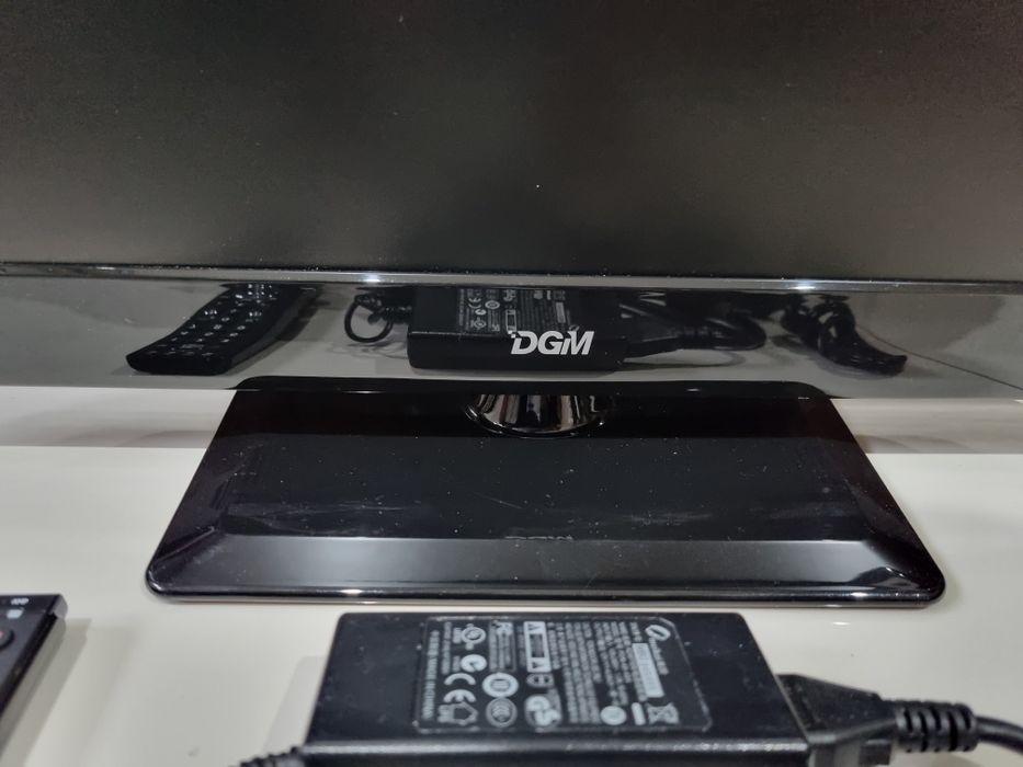 TV LED DGM 12V 22 inch cu dvd (UK)