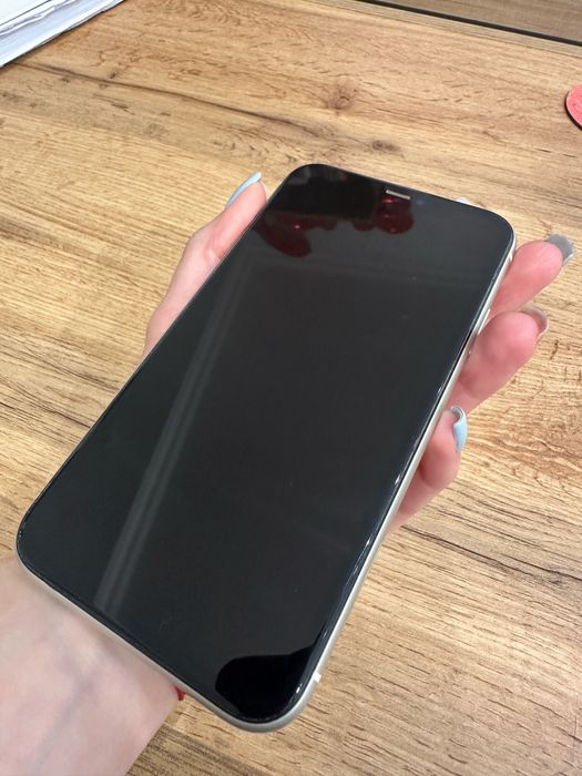iPhone 11 + слушалки и 9 кейса