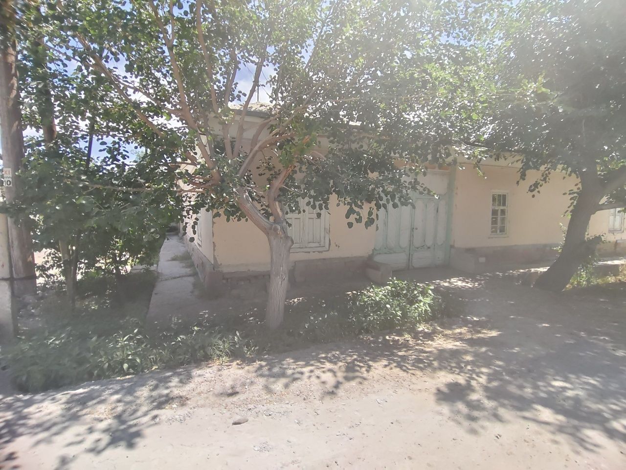 Hovli sotiladi, uy sotiladi