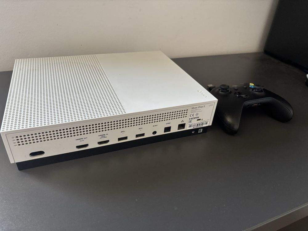 Vand Xbox One S 1TB + 8 Jocuri Negociabil [URGENT]