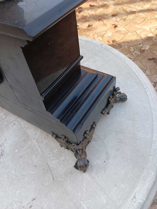 Стар каминен часовник, работещ. Минал профилактика при часовникар