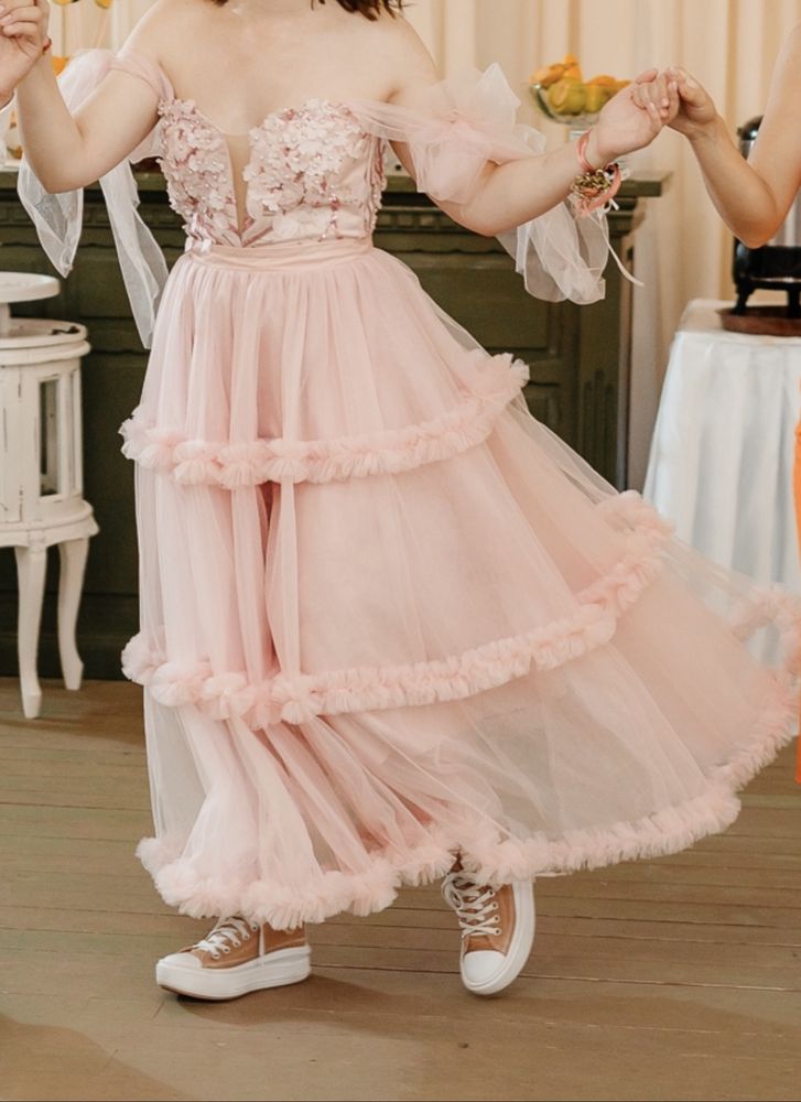 Rochie trei sferturi,roz din tull