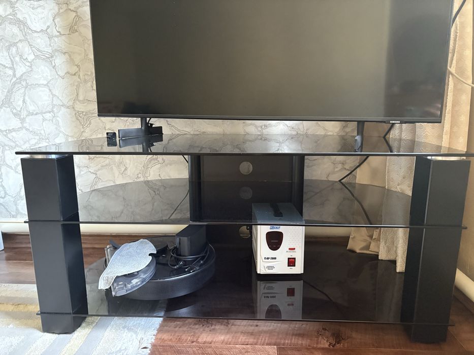 Продам тумбу под телевизор.