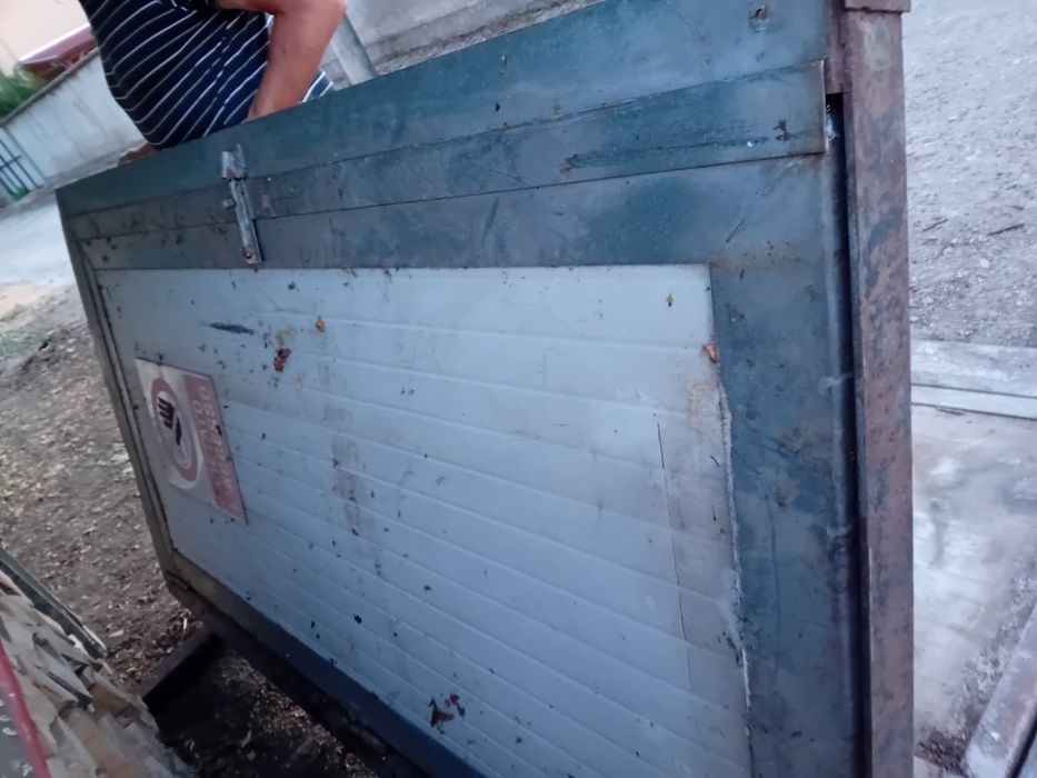 Ușa din metal și panou