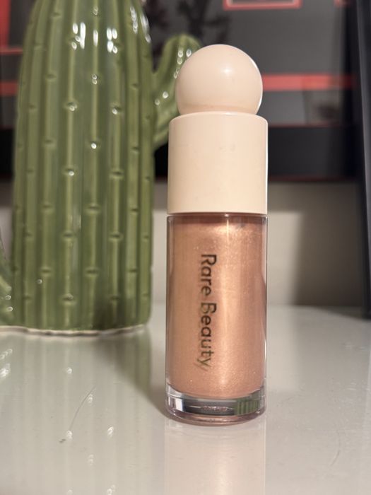 Rare Beauty luminizer - цвят Mesmerize