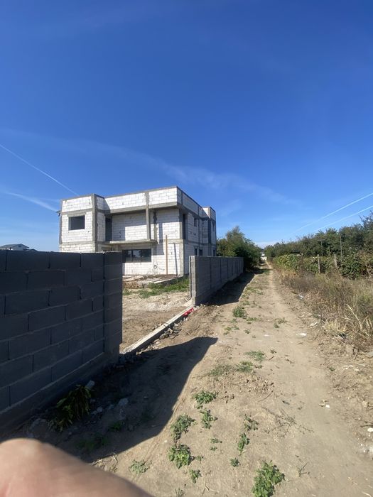 Vand casa la rosu, zona Smart Pub, Preajba