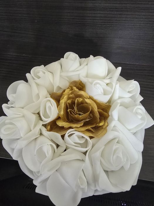 Подаръци с мъх , кашпи с рози