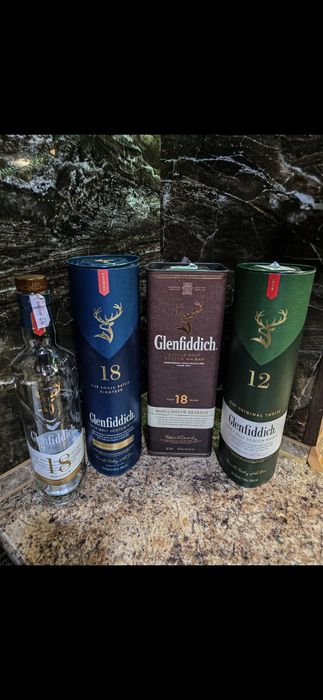 Лот от празни бутилки